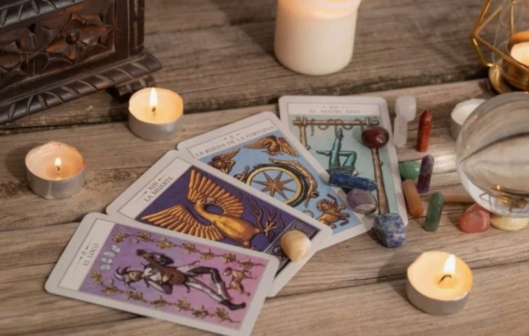 Как подготовить личный алтарь для работы с Таро